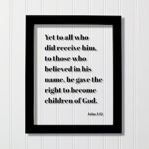 以下が含まれることがあります： 白い背景に黒い文字で印刷された黒い額縁。テキストは「Yet to all who did receive him, to those who believed in his name, he gave the right to become children of God. John 1:12」です。