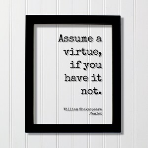Puede incluir: Un marco rectangular negro que contiene una impresión blanca con el texto negro estilo máquina de escribir: Assume a virtue, if you have it not. Debajo de la cita, el texto William Shakespeare y Hamlet está impreso en una fuente menor.