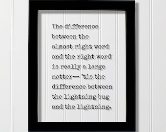 Può includere: Una cornice rettangolare nera contenente una stampa bianca con testo nero in stile macchina da scrivere che recita: The difference between the almost right word and the right word is really a large matter—'tis the difference between the lightning bug and the lightning.