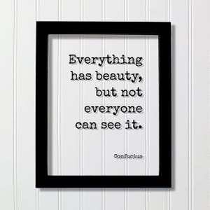 Op de afbeelding: Een zwarte rechthoekige lijst met een witte print met de zwarte tekst in typemachinestijl: Everything has beauty, but not everyone can see it. De naam Confucius staat in de rechterbenedenhoek van het witte papier gedrukt.