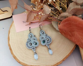 elegante handgefertigte Ohrringe in grauen Soutache-Farben, moderne Perlenohrringe, Boho-Blumenohrringe, einzigartiges Weihnachtsgeschenk für sie