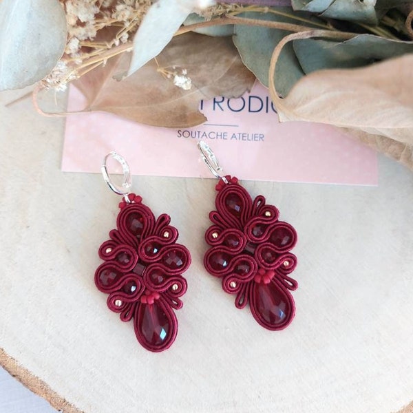 Pendientes de soutache de boda de color burdeos, candelabros de dama de honor de cristales rojos, pendientes boho rojos, pendientes Boho pendientes, pequeños pendientes rojos