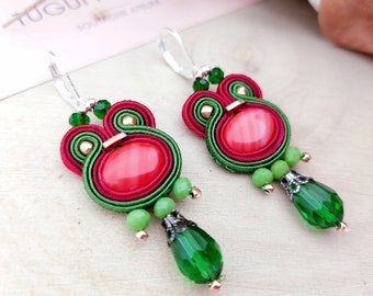 Petites boucles d'oreilles rouges et vertes, boucles d'oreilles d'été bohèmes, boucles d'oreilles soutache, cadeau d'anniversaire pour elle, boucles d'oreilles en tissu vert