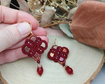Burgundy bridesmaid earrings, red crystal chandeliers, red bohemian earrings,  Boho beaded earrings pendientes, tiny red earrings