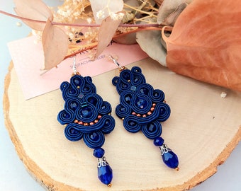 Elegante blaue Kristall-Soutache-Ohrringe – einzigartiges Stoff-Schmuckdesign, perfektes Geschenk zum Geburtstag der Schwester