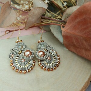 Gold baumeln Ohrringe mit Perlen, Gold Soutache Ohrringe, Boho funkelnde Ohrringe, Geburtstagsgeschenk für sie, Gold Kristalle Kronleuchter Bild 4