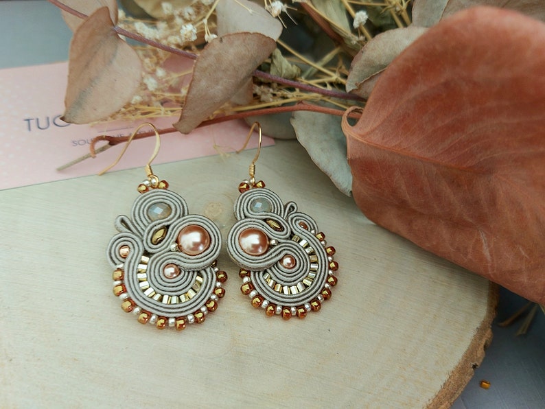 Gold baumeln Ohrringe mit Perlen, Gold Soutache Ohrringe, Boho funkelnde Ohrringe, Geburtstagsgeschenk für sie, Gold Kristalle Kronleuchter Bild 4