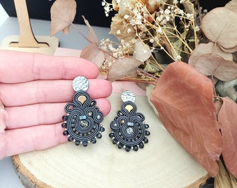 romantische boho oorbellen in grijs, statement oorbellen gemaakt met donkergrijze Soutache en kristallen, lichtgewicht kralenoorbellen