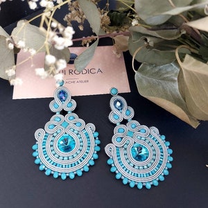 Orecchini a lampadario oversize in turchese: tessuto grigio, gioielli con cristalli