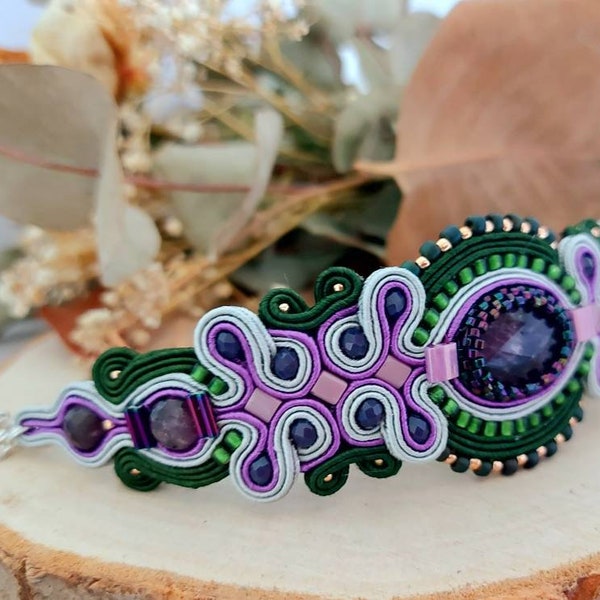 Grand bracelet améthyste • Bracelet soutache violet • Bracelet manchette vert de perles • Bracelet broderie femme • cadeau d'anniversaire pour maman