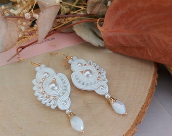 Weiße Perlen Ohrringe, Braut soutache Ohrringe, florale Hochzeit Ohrringe, funkelnde Ohrringe, Boho Brautschmuck