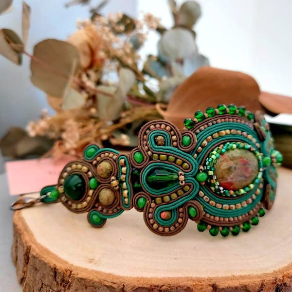 pulsera de puño verde grande, pulsera de soutache verde oliva, pulsera de declaración de unakita de piedras preciosas, pulsera de cuentas boho