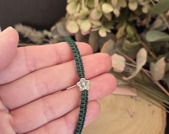 Dark Green Macramé Flower Bracelet – Silver Daisy Charm, Minimalist Boho Jewelry