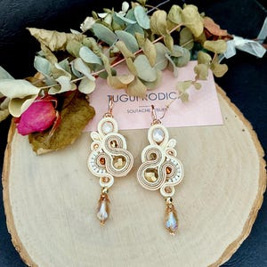 Boucles d'oreilles de mariée crème avec cristaux • Boucles d'oreilles de mariage fleurs • Boucles d'oreilles soutache en or et ivoire pour la mariée • Bijoux bidal floraux