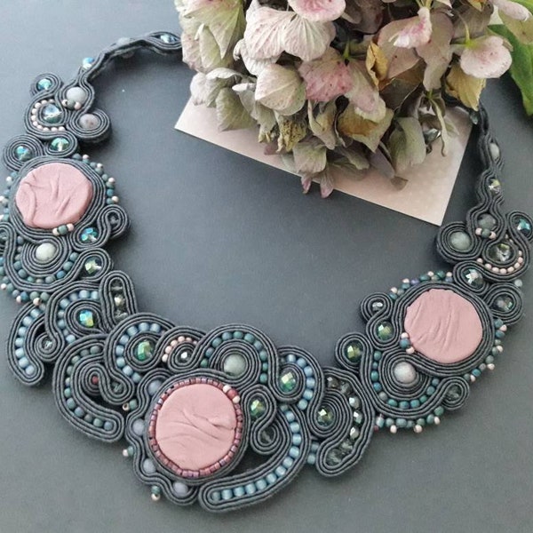 collana di grandi dimensioni, collana in stile boho, collana in pelle rosa, grande collana soutache grigia, collana in tessuto audace