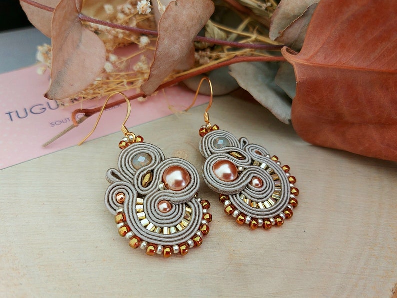 Gold baumeln Ohrringe mit Perlen, Gold Soutache Ohrringe, Boho funkelnde Ohrringe, Geburtstagsgeschenk für sie, Gold Kristalle Kronleuchter Bild 3