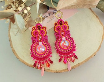 Grandi orecchini fucsia• orecchini pendenti rosa caldo, orecchini con fiori di perline, orecchini soutache, orecchini grandi, orecchini lampadari colorati