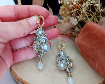 Goldene Tropfenohrringe, beige und graue Soutache-Ohrringe, glitzernde Boho-Ohrringe, Geburtstagsgeschenk für sie, goldene Kristallkronleuchter