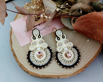 Große Perlen Chandelier Ohrringe in Beige und Dunkelbraun | Handgefertigt, Einzigartiges Geburtstagsgeschenk für Sie