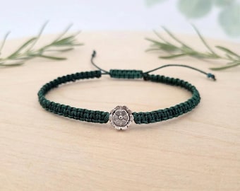 Dark Green Macramé Bracelet with Silver Daisy Charm – Minimalist Boho Adjustable Wristband
