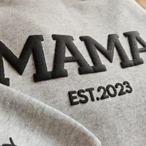 Sweat-shirt maman personnalisé avec prénoms d'enfant sur la manche, sweat à capuche maman en relief, cadeau nouvelle maman, sweat-shirt maman, col rond maman EST, chemise maman image 5