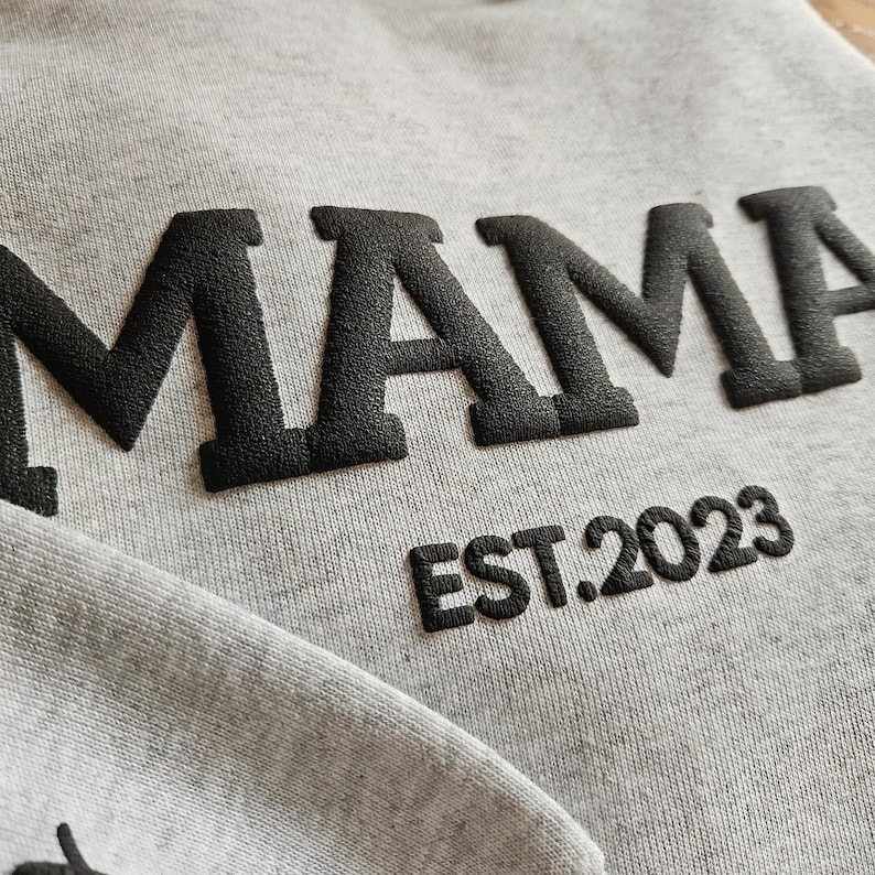 Personalisiertes Mama-Sweatshirt mit Kindernamen auf dem Ärmel, geprägter Mama-Hoodie, Geschenk für neue Mama, Mama-Sweatshirt, Mama EST Crewneck, Mama-Shirt Bild 5