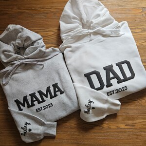 Geprägtes Sweatshirt mit Mama-Papa-Prägung, geprägtes Mama-Papa-Hoodie, Mama-Papa-Est mit Kindernamen auf dem Ärmel, Mama und Papa-Est. Sweatshirts, Mama Papa Hoodie Bild 5