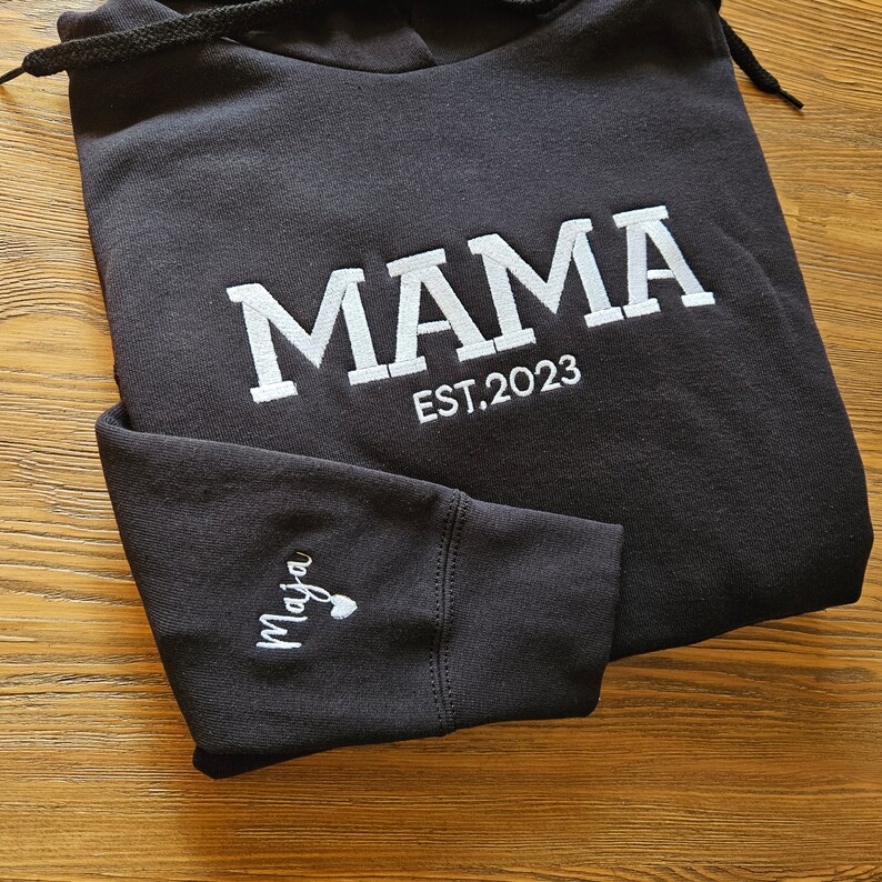 Personalized Mama Sweatshirt with Kid Names on Sleeve, Embroidered Mama Hoodie, New Mom Gift, Mama Sweatshirt, Mama EST Crewneck Mommy Shirt zdjęcie 5