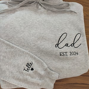 Sweat brodé papa maman, est brodé maman papa avec noms d'enfants sur la manche, maman et papa est. Sweats, cadeau pour la première fois maman et papa image 4