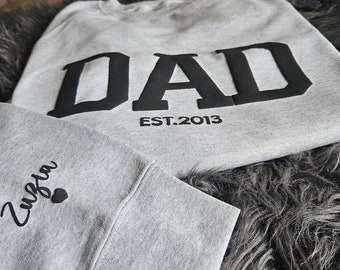 Sweat papa personnalisé avec prénoms sur la manche, sweat papa en relief, cadeau nouveau papa, sweat papa, papa EST, chemise papa