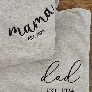 Sweat brodé papa maman, est brodé maman papa avec noms d'enfants sur la manche, maman et papa est. Sweats, cadeau pour la première fois maman et papa image 2