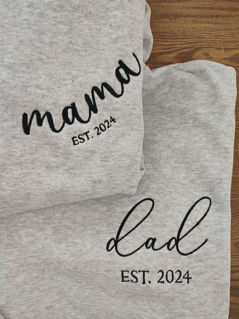 Sweat brodé papa maman, est brodé maman papa avec noms d'enfants sur la manche, maman et papa est. Sweats, cadeau pour la première fois maman et papa image 2