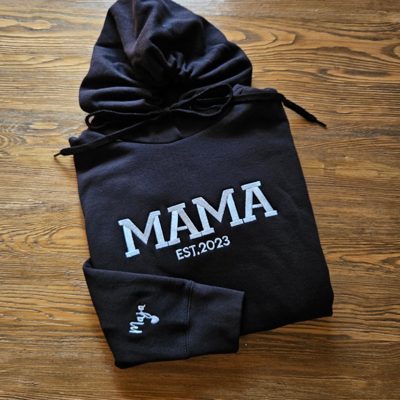 Personalized Mama Sweatshirt with Kid Names on Sleeve, Embroidered Mama Hoodie, New Mom Gift, Mama Sweatshirt, Mama EST Crewneck Mommy Shirt zdjęcie 2