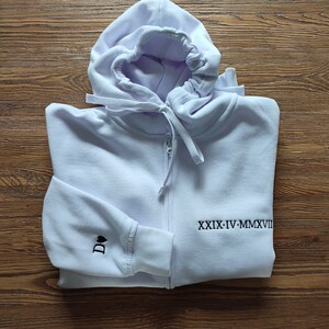 Individuell bestickter Hoodie mit römischer Ziffer, Hoodie mit Reißverschluss, personalisierte Paare Geschenke, bestickter Hoodie für Paare, Jahrestag Datum Sweatshirt Bild 4