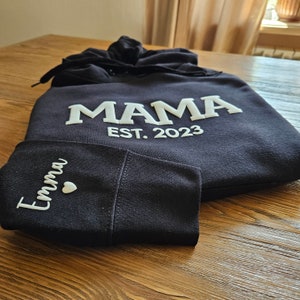 Sweat-shirt maman personnalisé avec prénoms d'enfant sur la manche, sweat à capuche maman en relief, cadeau nouvelle maman, sweat-shirt maman, col rond maman EST, chemise maman image 2