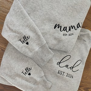 Sweat brodé papa maman, est brodé maman papa avec noms d'enfants sur la manche, maman et papa est. Sweats, cadeau pour la première fois maman et papa image 8