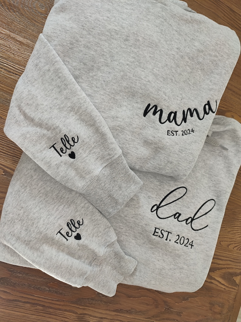 Sweat brodé papa maman, est brodé maman papa avec noms d'enfants sur la manche, maman et papa est. Sweats, cadeau pour la première fois maman et papa image 8