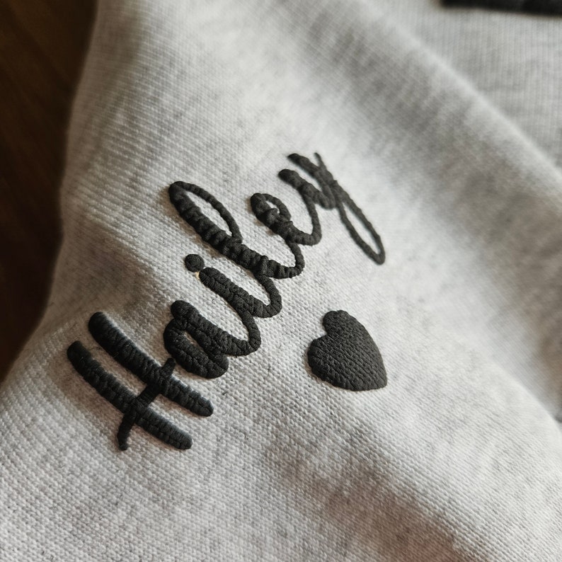 Geprägtes Sweatshirt mit Mama-Papa-Prägung, geprägtes Mama-Papa-Hoodie, Mama-Papa-Est mit Kindernamen auf dem Ärmel, Mama und Papa-Est. Sweatshirts, Mama Papa Hoodie Bild 2