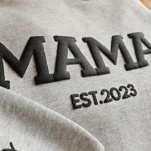 Geprägtes Sweatshirt mit Mama-Papa-Prägung, geprägtes Mama-Papa-Hoodie, Mama-Papa-Est mit Kindernamen auf dem Ärmel, Mama und Papa-Est. Sweatshirts, Mama Papa Hoodie Bild 3