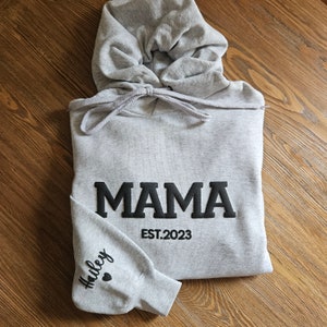 Personalisiertes Mama-Sweatshirt mit Kindernamen auf dem Ärmel, geprägter Mama-Hoodie, Geschenk für neue Mama, Mama-Sweatshirt, Mama EST Crewneck, Mama-Shirt Bild 4