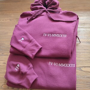 Custom Date and Initial Hoodie, Personalized Roman Numeral Embroidered Hoodie, Anniversary Gift, Custom Embroidered Couple Hoodie zdjęcie 9