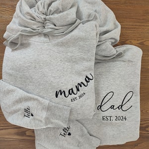 Sweat brodé papa maman, est brodé maman papa avec noms d'enfants sur la manche, maman et papa est. Sweats, cadeau pour la première fois maman et papa image 7