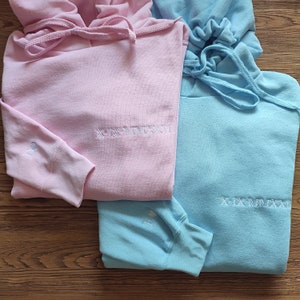 Sweat à capuche brodé chiffres romains, cadeaux personnalisés pour couples, sweat à capuche brodé pour couples, sweat-shirt pour couples avec date d'anniversaire image 9