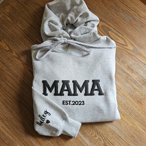 Personalisiertes Mama-Sweatshirt mit Kindernamen auf dem Ärmel, geprägter Mama-Hoodie, Geschenk für neue Mama, Mama-Sweatshirt, Mama EST Crewneck, Mama-Shirt Bild 7