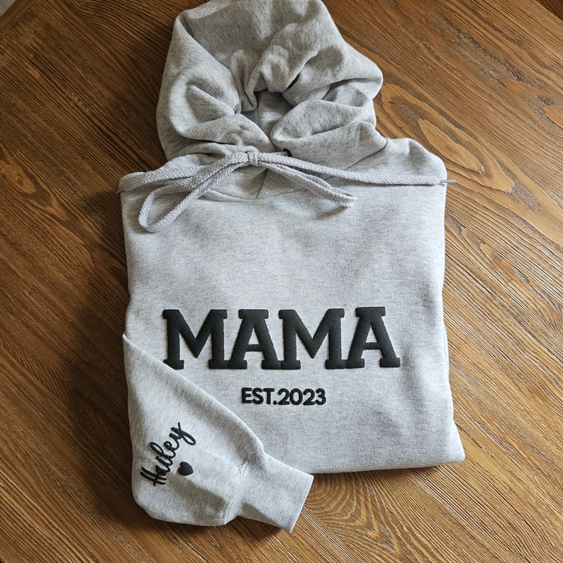 Personalisiertes Mama-Sweatshirt mit Kindernamen auf dem Ärmel, geprägter Mama-Hoodie, Geschenk für neue Mama, Mama-Sweatshirt, Mama EST Crewneck, Mama-Shirt Bild 7