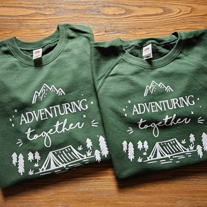 Sudaderas de viaje a juego, sudaderas para amantes de los viajes, regalo de luna de miel para pareja, sudadera con capucha de luna de miel de montaña, sudaderas de señor y señora a juego imagen 1