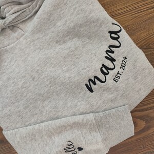 Sweat brodé papa maman, est brodé maman papa avec noms d'enfants sur la manche, maman et papa est. Sweats, cadeau pour la première fois maman et papa image 3