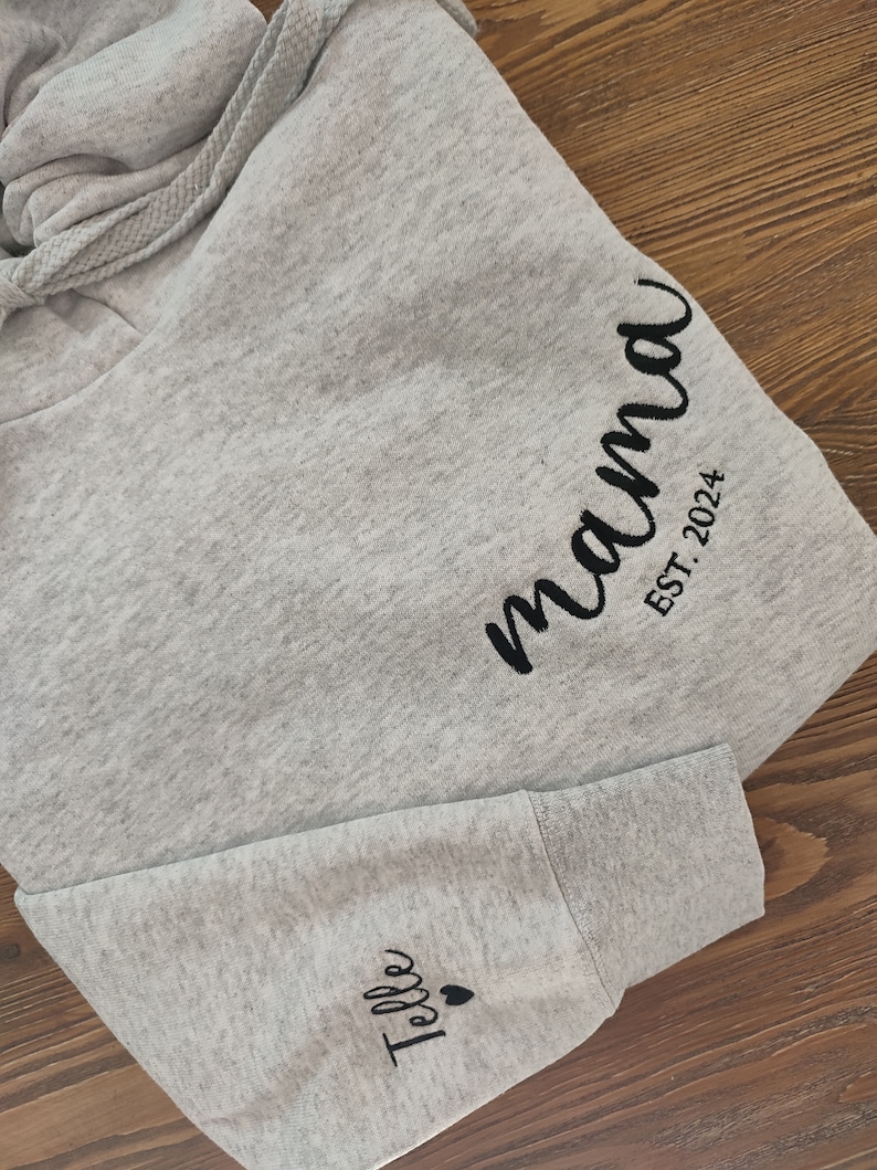 Sweat brodé papa maman, est brodé maman papa avec noms d'enfants sur la manche, maman et papa est. Sweats, cadeau pour la première fois maman et papa image 3