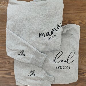 Sweat brodé papa maman, est brodé maman papa avec noms d'enfants sur la manche, maman et papa est. Sweats, cadeau pour la première fois maman et papa image 5