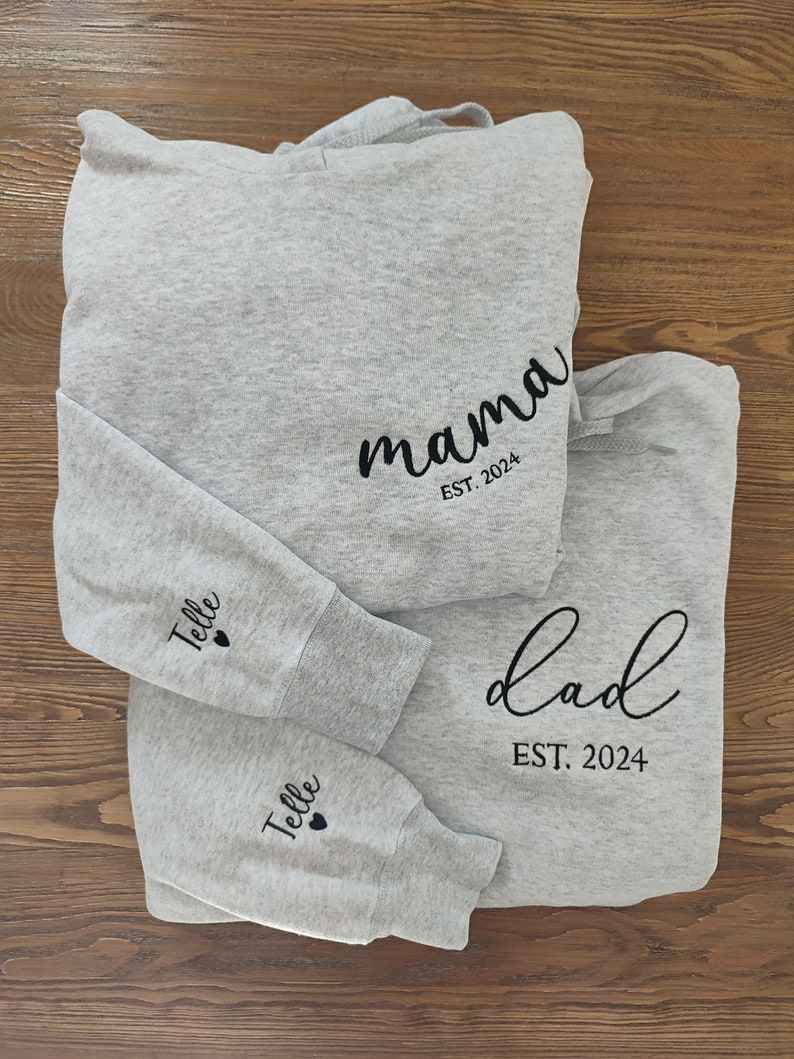 Sweat brodé papa maman, est brodé maman papa avec noms d'enfants sur la manche, maman et papa est. Sweats, cadeau pour la première fois maman et papa image 5